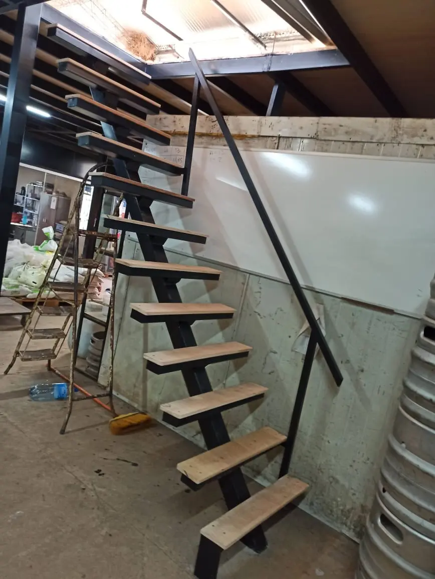 Herrería - Escalera metálica industrial